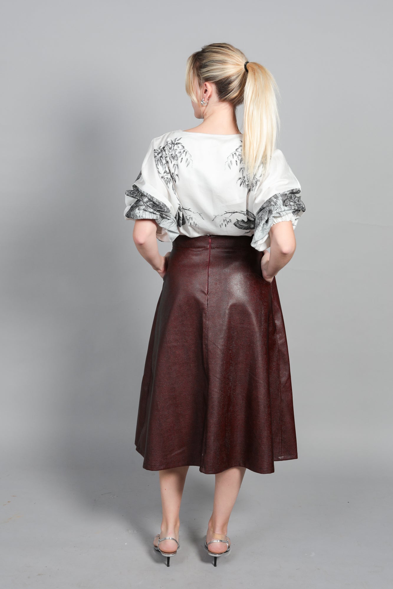 Vue de dos de la Blouse Audrey en coton italien. Ouverture goutte élégante dans la nuque avec bouton de fermeture discret. Coupe ample et tombé fluide. Confectionnée à la main à Bourges.