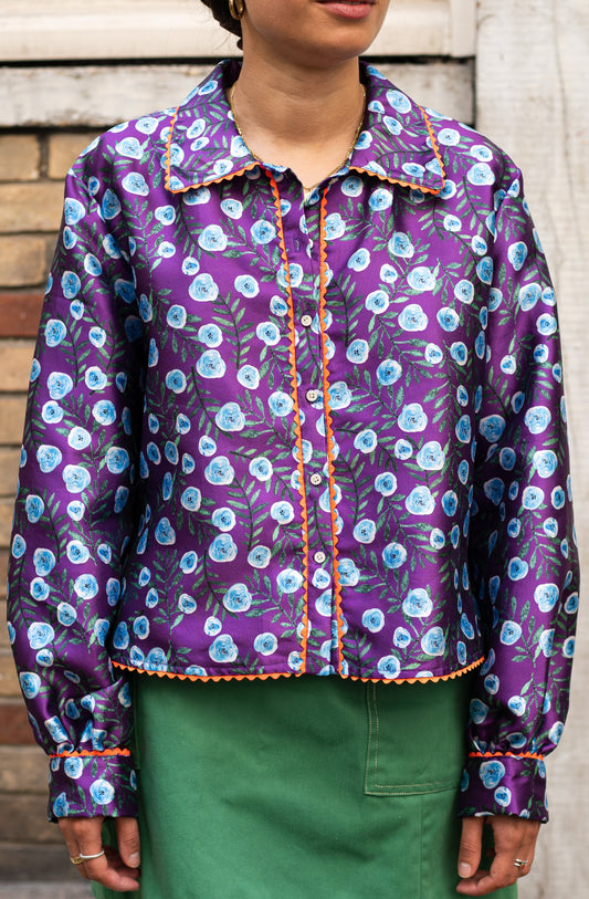 notre modèle porte le chemisier en soie violette avec du croquet, made in France