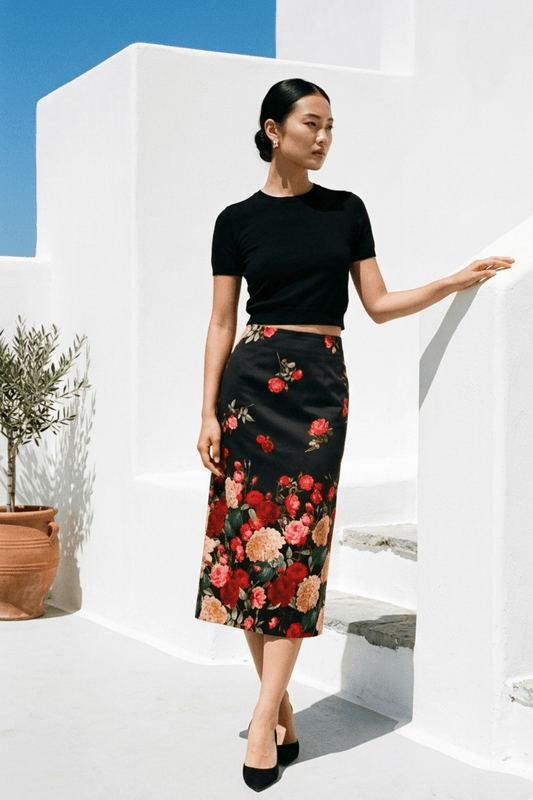 Jupe midi Toscane Carlis vue de face — satin de coton fleuri italien, imprimé roses rouges et roses poudré sur fond noir, coupe légèrement évasée, tombé fluide. Jupe élégante femme made in France.