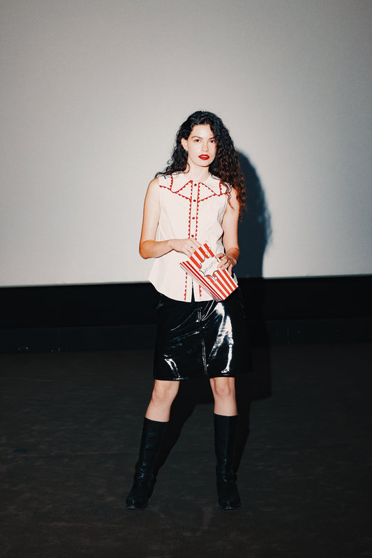 Tyffaine porte le chemisier Calamity Carlis sans manches