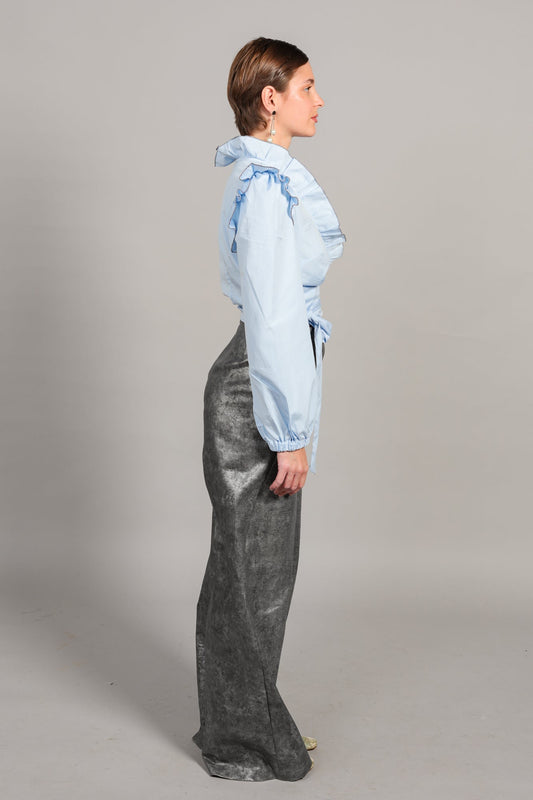 "Pantalon large argenté taille haute, denim enduit effet python imprimé. Coupe structurée et élégante, confection artisanale française. Une pièce de caractère pour un look affirmé."