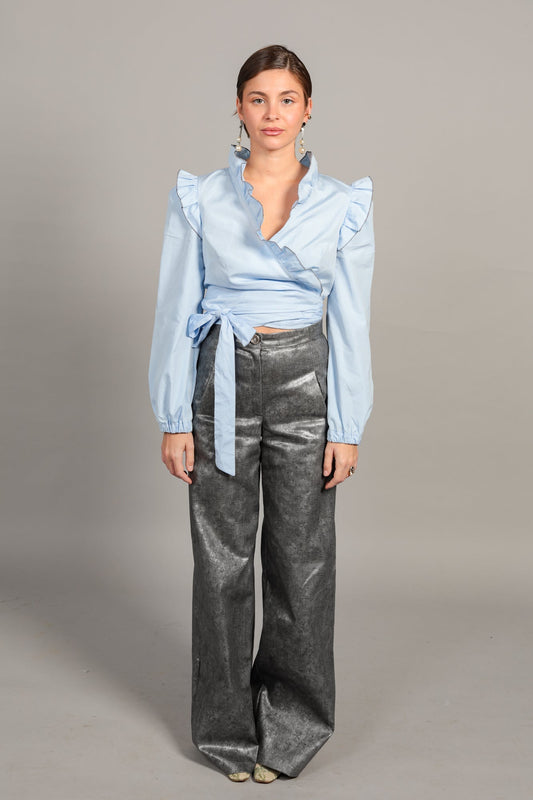 "Pantalon large argenté taille haute, denim enduit effet python, coupe structurée et élégante, fabrication française."