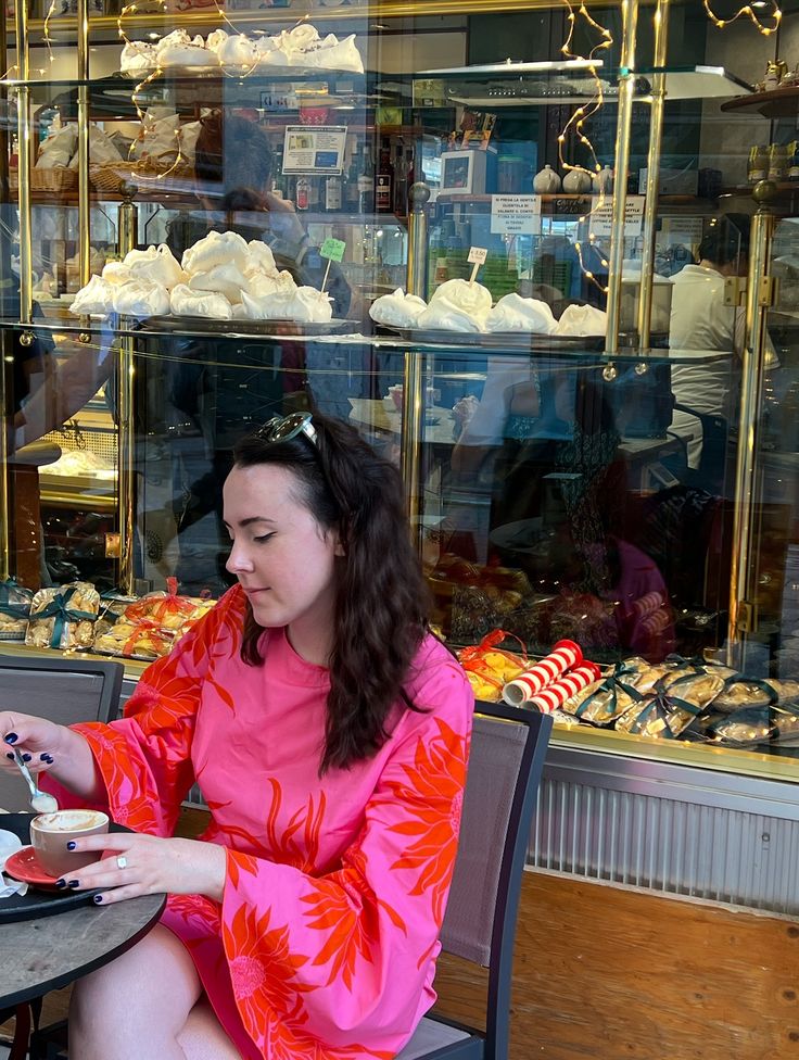 Tenue city chic avec robe courte seventies en coton, création originale Made in France signée Carlis.