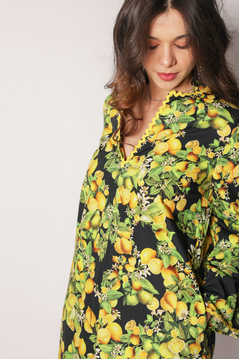 Robe Limone - Robe invitée mariage made in France, coupe trapèze à imprimé citrons. Robe courte droite d'été en satin de coton italien de luxe, manches pagode évasées et finitions pompons jaunes. Création française moderne Carlis, idéale pour un cocktail chic ou une cérémonie.