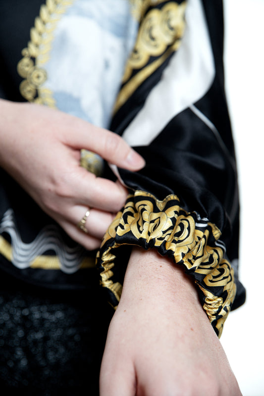 Détail de la manche de la blouse, top ours blanc en soie , création haut de gamme , confection française