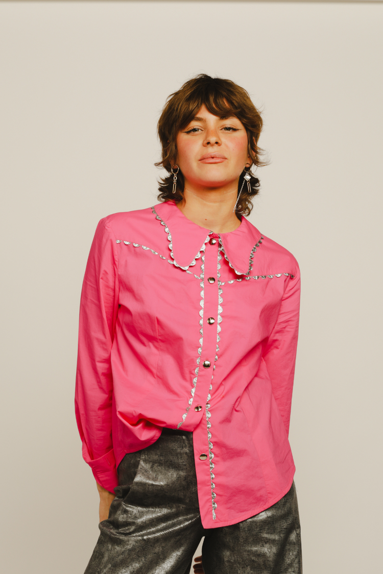 "Blouse rose de créateur avec col orné et pantalon large Cowboy, pièces iconiques du vestiaire fabriquées en France."