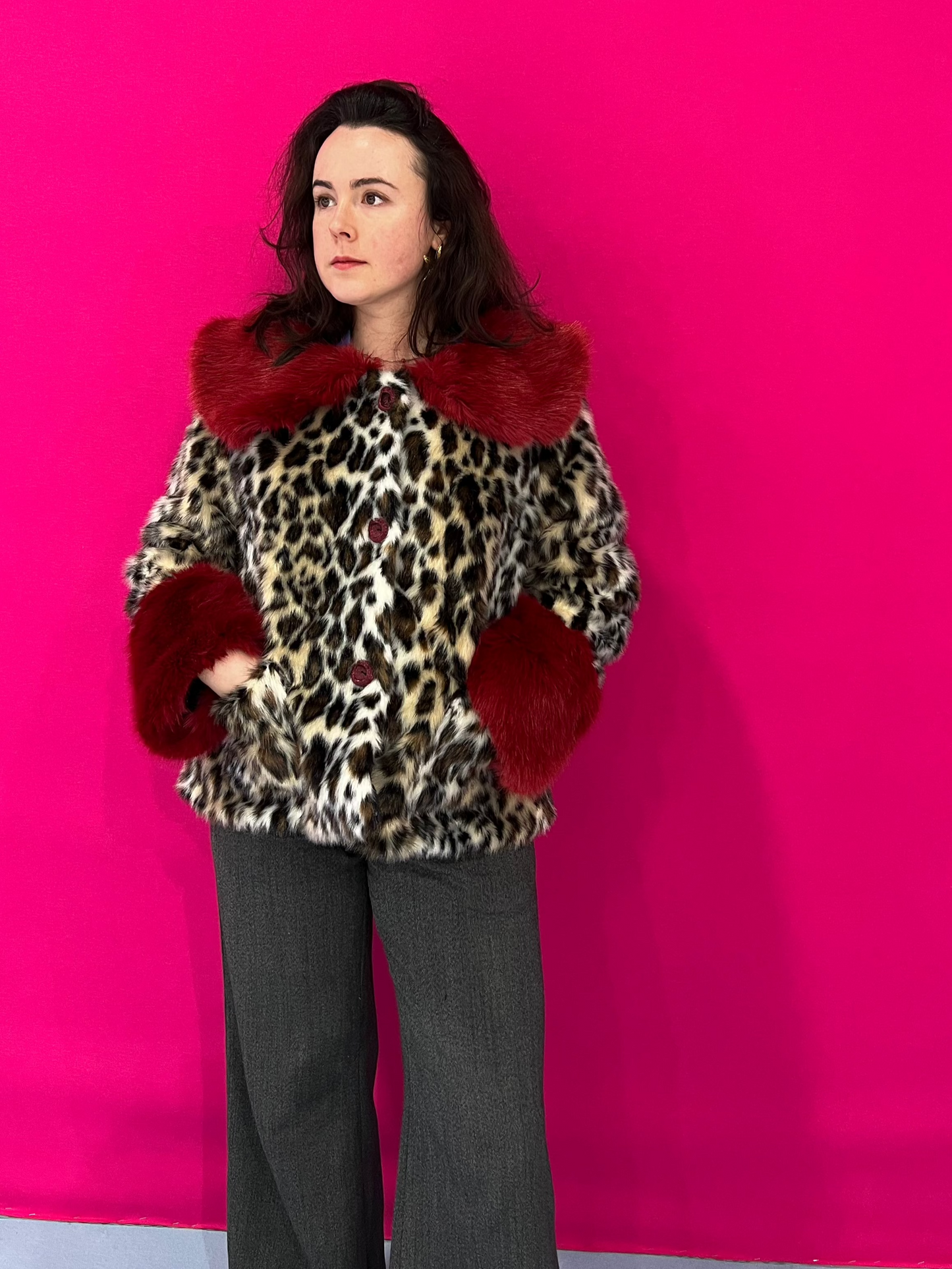 Alis porte la veste Fran fabriquée en France avec une fausse fourrure upcyclée