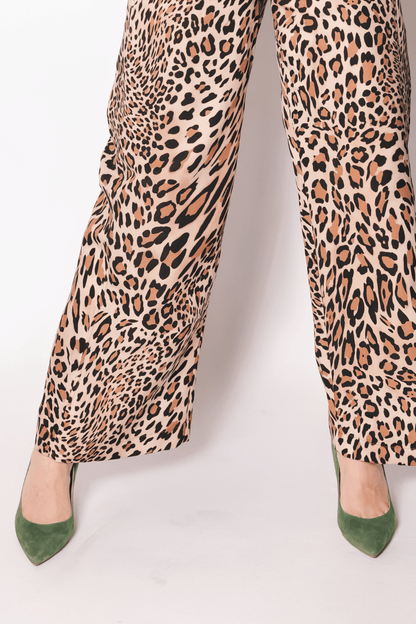 Détail de la texture d'un pantalon large ottoman de luxe avec motif léopard. Tissu haut de gamme, tissage ottoman pour une main dense et un tombé impeccable.