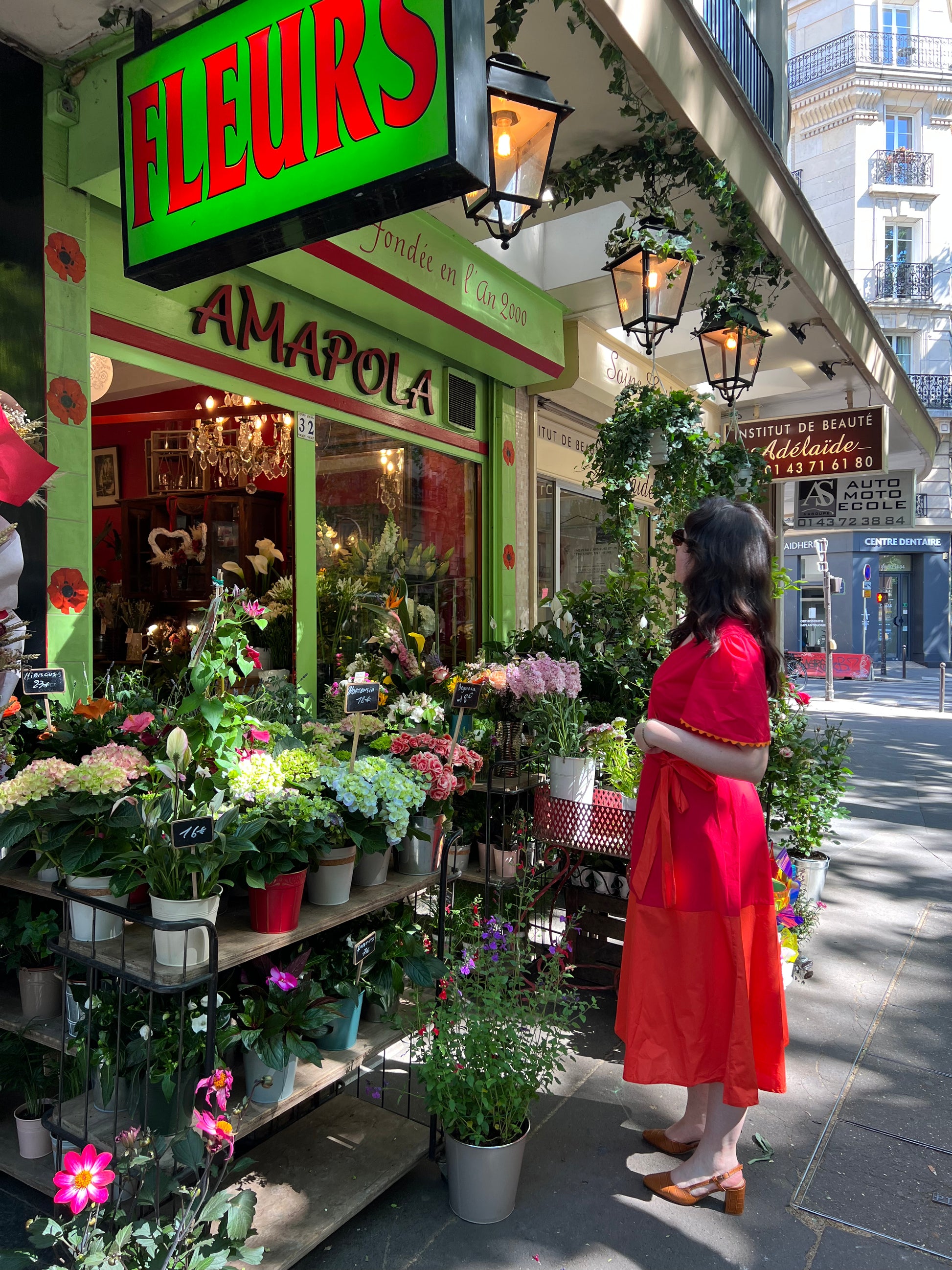 La robe Miranda rouge et orange portée par notre modèle