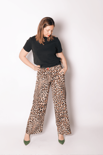 Pantalon large en ottoman à motif léopard pour femme. Coupe fluide, taille haute, poches latérales et finitions invisibles.