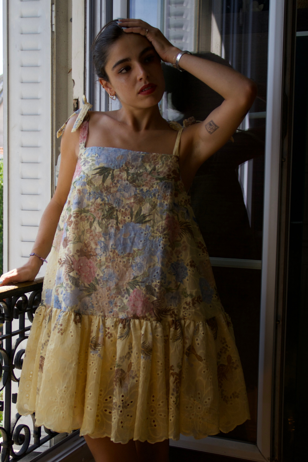 Robe courte d'été jaune imprimé fleuri avec bretelles nouées et base évasée, marque Maison CarlisFrance