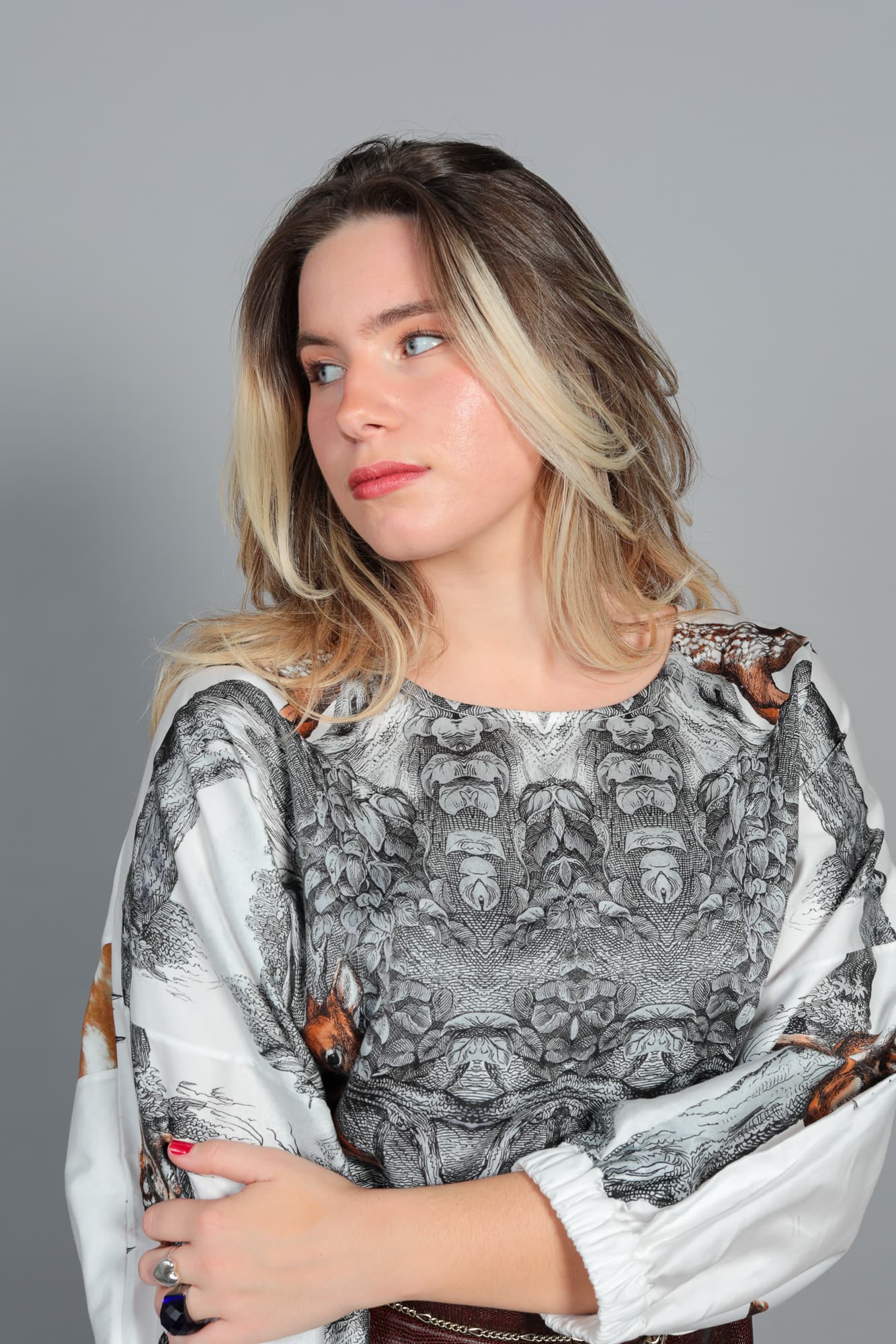 Détail de la manche 3/4 de la Blouse Audrey. Poignet élastiqué créant un effet bouffant élégant et patte de boutonnage avec bouton doré brillant. Finitions soignées et savoir-faire artisanal.