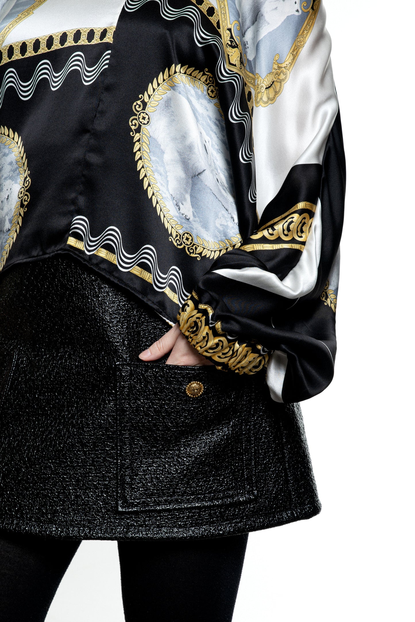 Détail de la blouse en soie de Carlisfrance, fabrication française