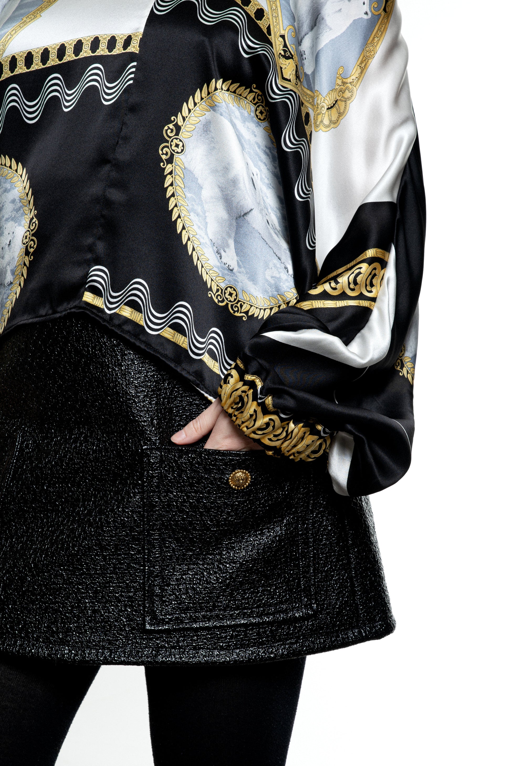 Détail de la blouse en soie de Carlisfrance, fabrication française