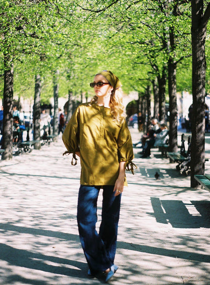 notre modèle porte la blouse Sylvia Carlisfrance en coton vert olive popeline italienne fabrication francaise