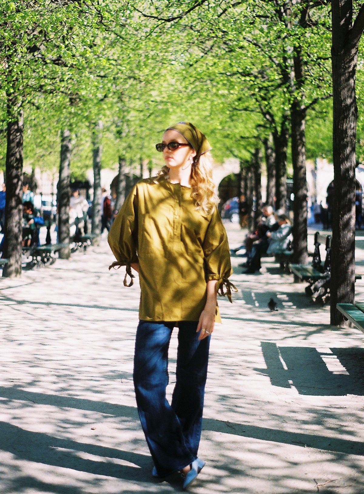 notre modèle porte la blouse Sylvia Carlisfrance en coton vert olive popeline italienne fabrication francaise