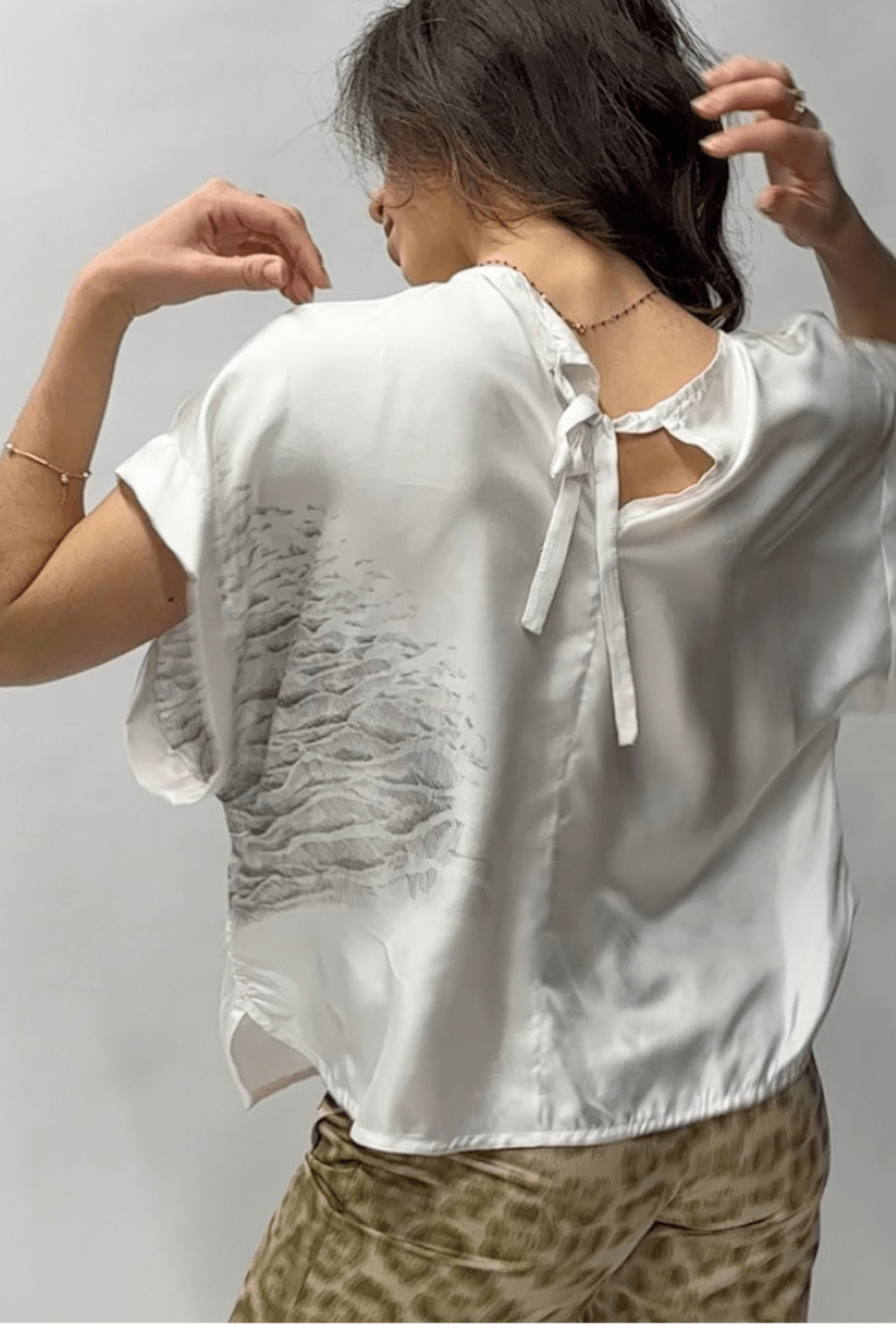 Blouse Tallinn — Top Oversize Soie Luxe Imprimé Lapin, Fait Main France, Édition Limitée - carlisfrance