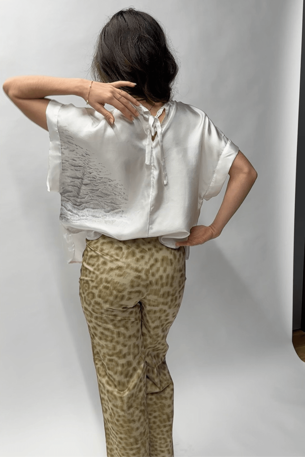 Blouse Tallinn — Top Oversize Soie Luxe Imprimé Lapin, Fait Main France, Édition Limitée - carlisfrance