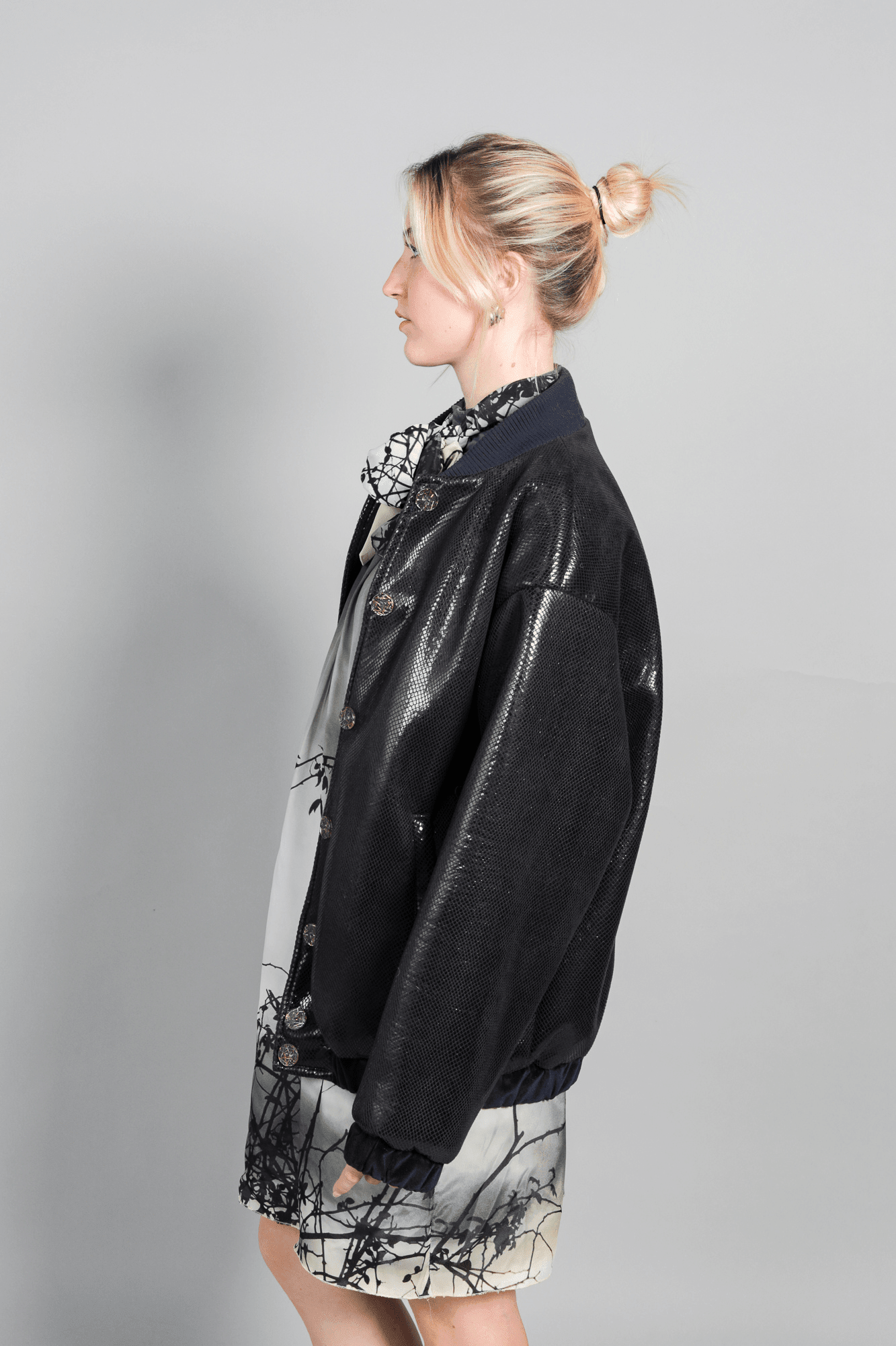 Bomber bleu nuit oversize tenue cocktail élégante femme – Carlisfrance

