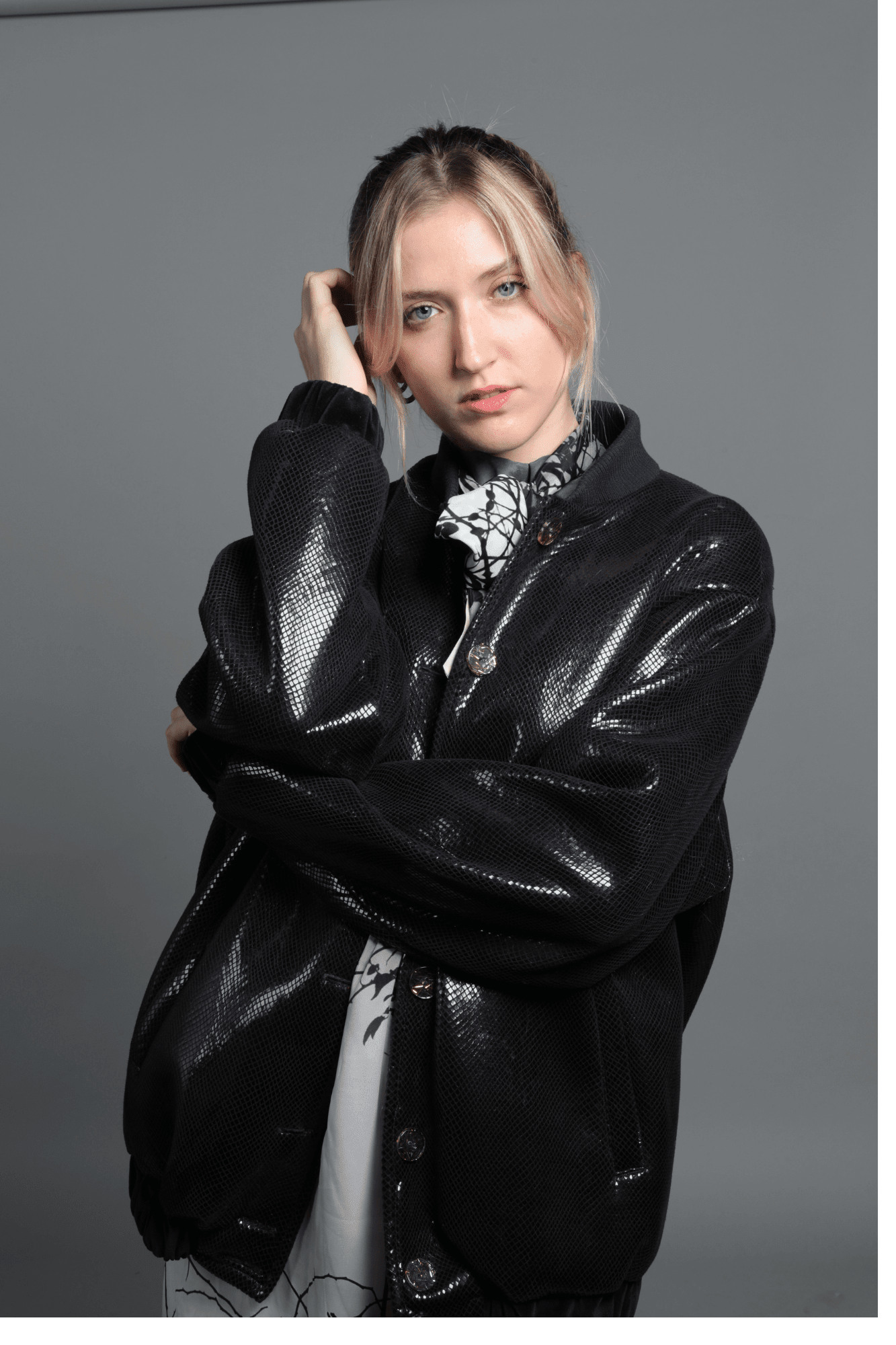 Veste bomber bleu marine structurée col montant poches zippées made in France
