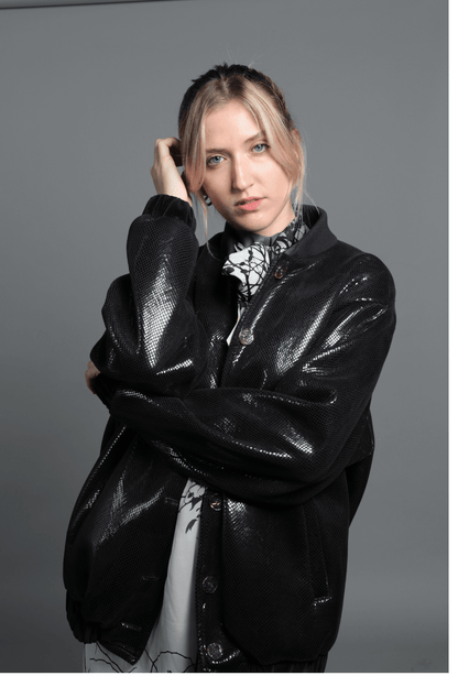 Veste bomber bleu marine structurée col montant poches zippées made in France
