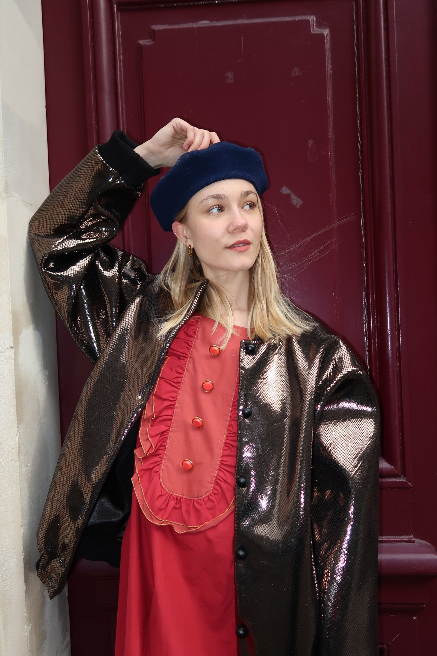 Blouson femme tendance avec coupe oversize et volume sculptural, néoprène doré brillant, confectionné en France.