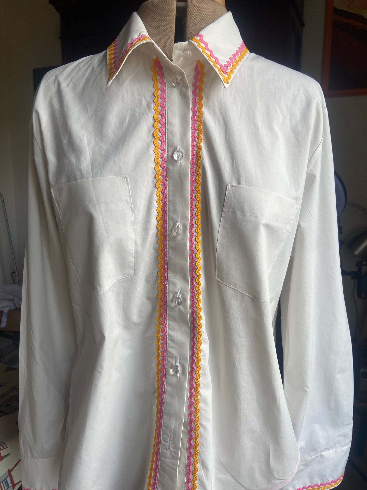 une version de notre chemisier blanc avec du croquet orange et rose