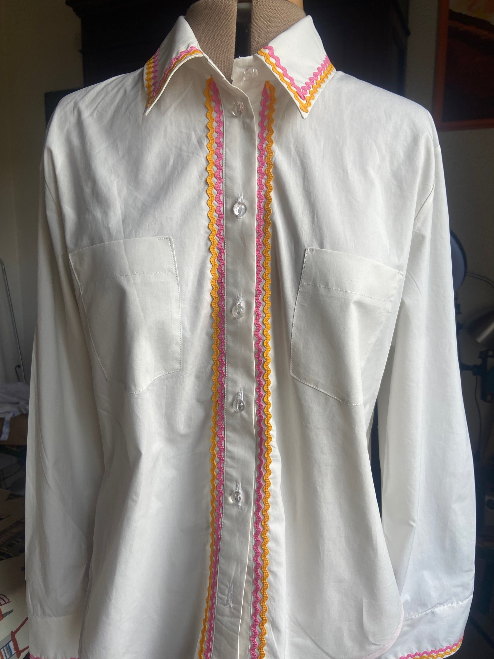 une version de notre chemisier blanc avec du croquet orange et rose