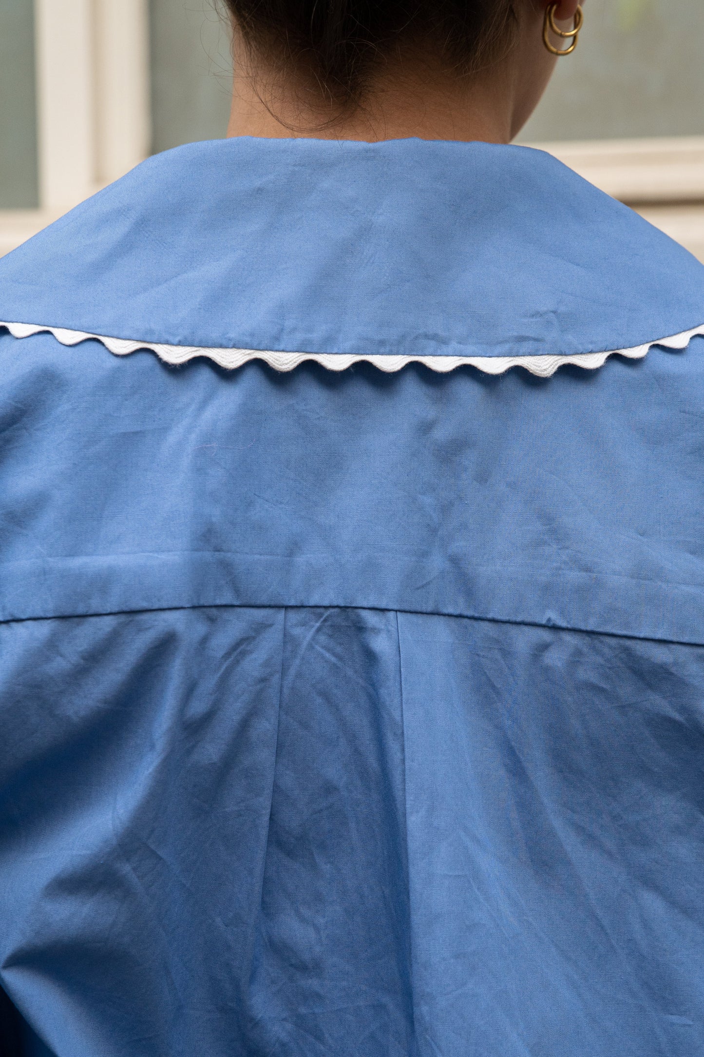 détail du col rond du chemisier Carlis made in France