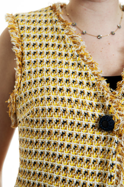 Détail tweed de coton luxe gilet Pole Express, tissage jaune blanc et noir, finitions franges cousues main, confection française haut de gamme