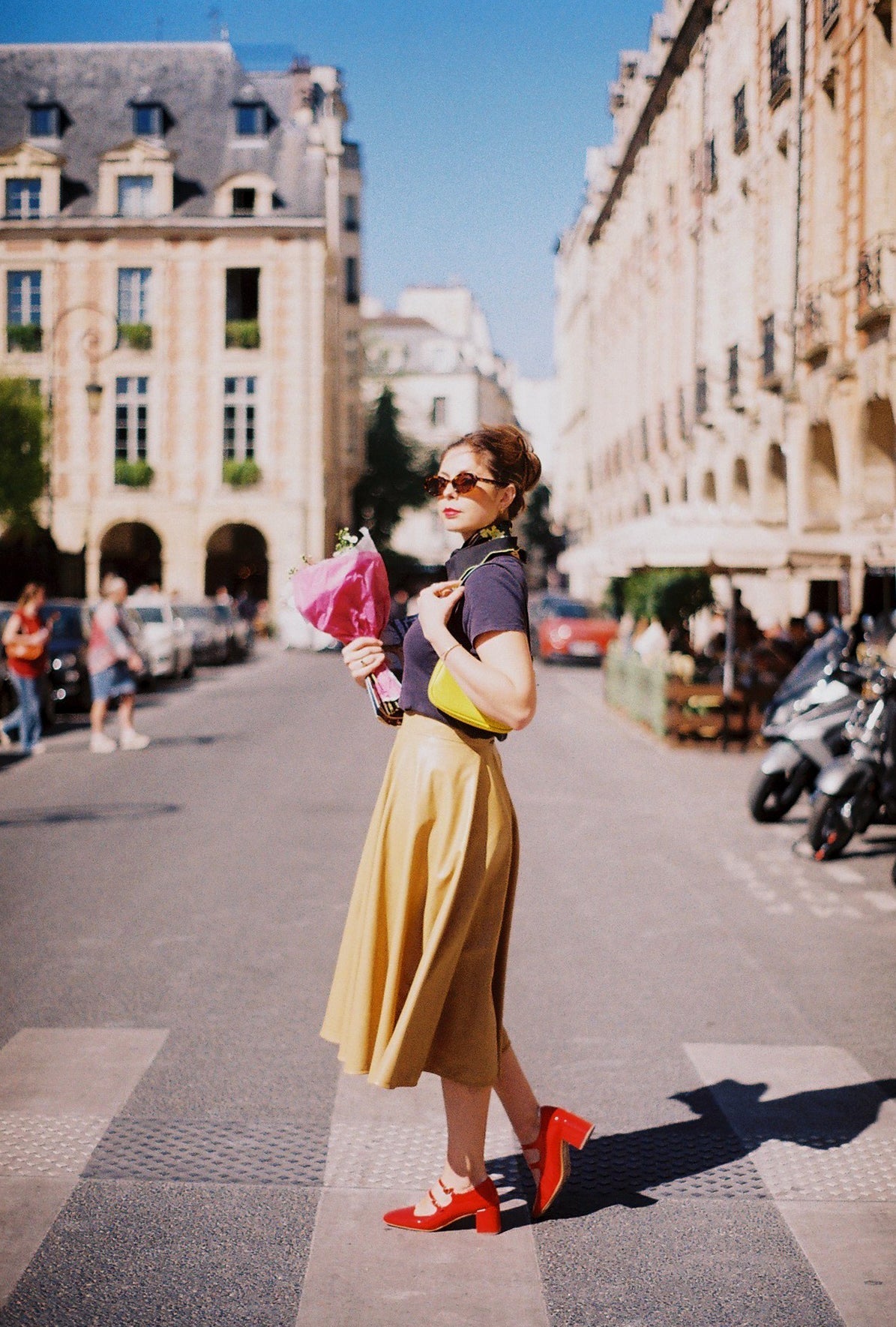 Jupe Soirée à Rome - carlisfrance, dJupe longue large portée avec une ceinture fine dorée, soulignant la taille. Style "Quiet Luxury" avec textile de luxe français.istinguez vous grâce à cette jupe au volume incroyable, made in France