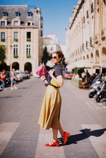 Jupe Soirée à Rome - carlisfrance, dJupe longue large portée avec une ceinture fine dorée, soulignant la taille. Style "Quiet Luxury" avec textile de luxe français.istinguez vous grâce à cette jupe au volume incroyable, made in France