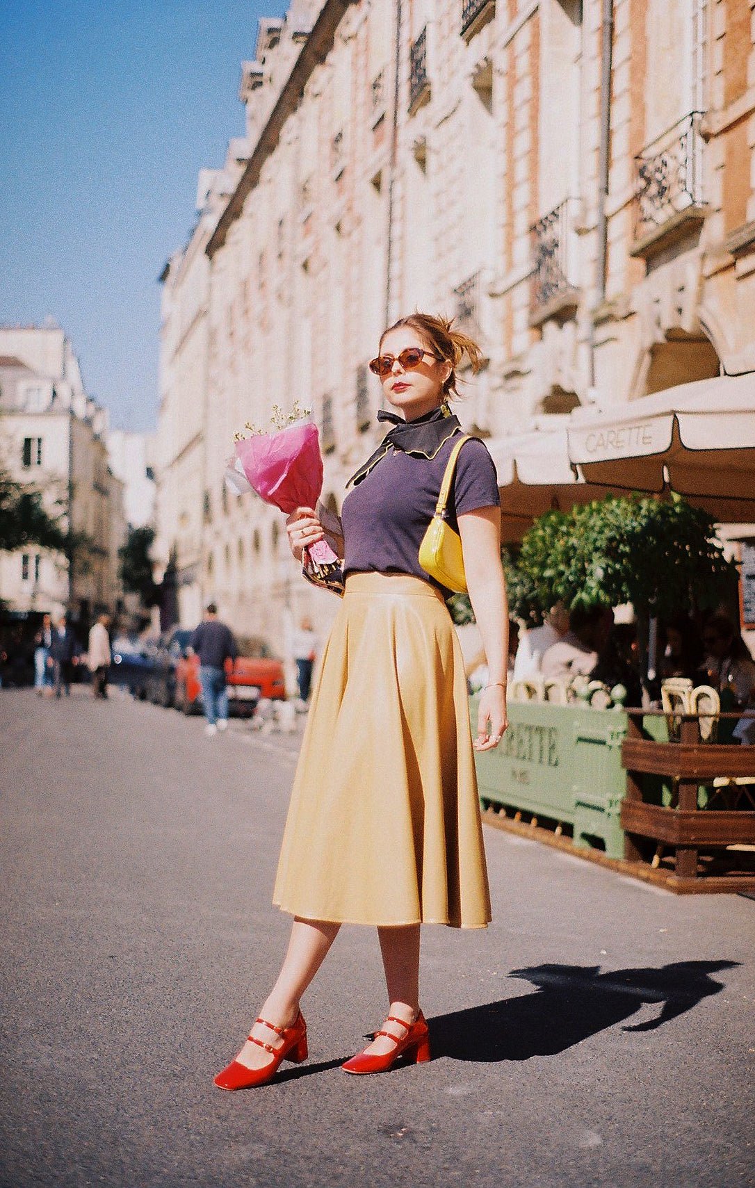 Jupe longue en cuir vegan associée à un top minimaliste pour un style urbain sophistiqué. Tenue de journée idéale pour le printemps 2026.