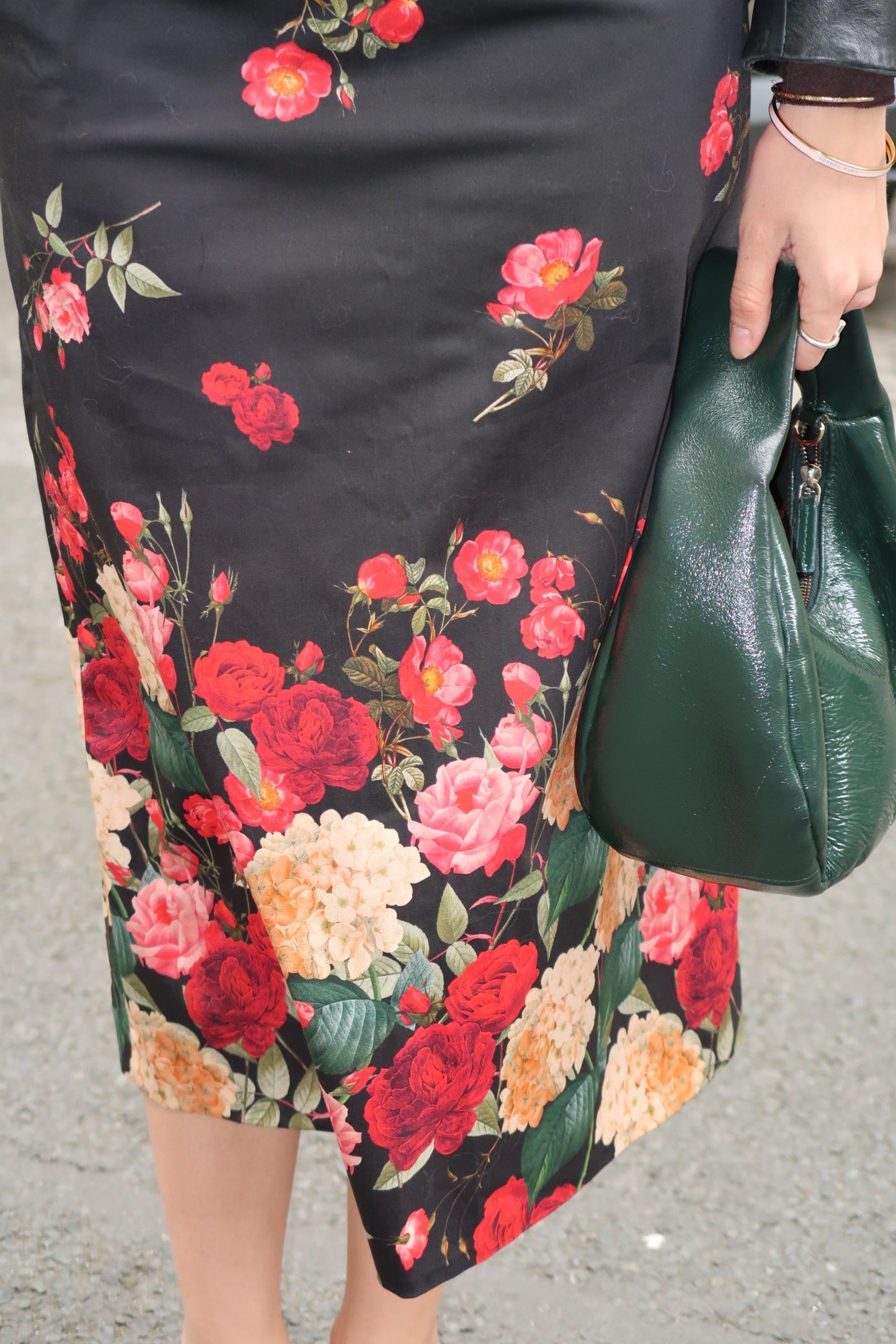 Détail de l'ourlet de la jupe midi Toscane Carlis — imprimé floral dense roses et pivoines, finition couture soignée, satin de coton italien au tombé fluide. Pièce signature édition limitée made in France.