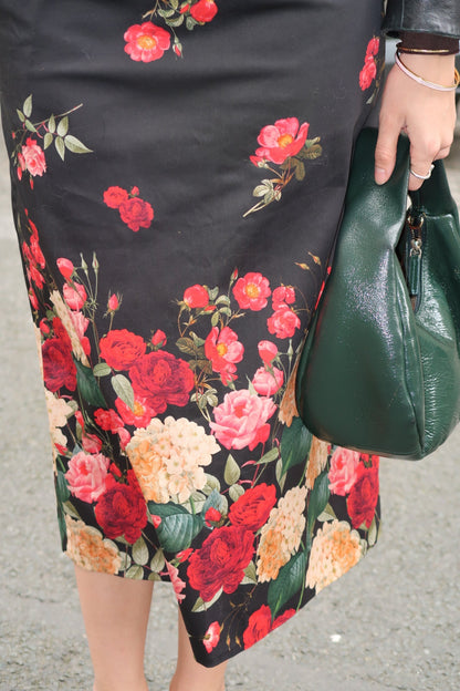 Détail de l'ourlet de la jupe midi Toscane Carlis — imprimé floral dense roses et pivoines, finition couture soignée, satin de coton italien au tombé fluide. Pièce signature édition limitée made in France.