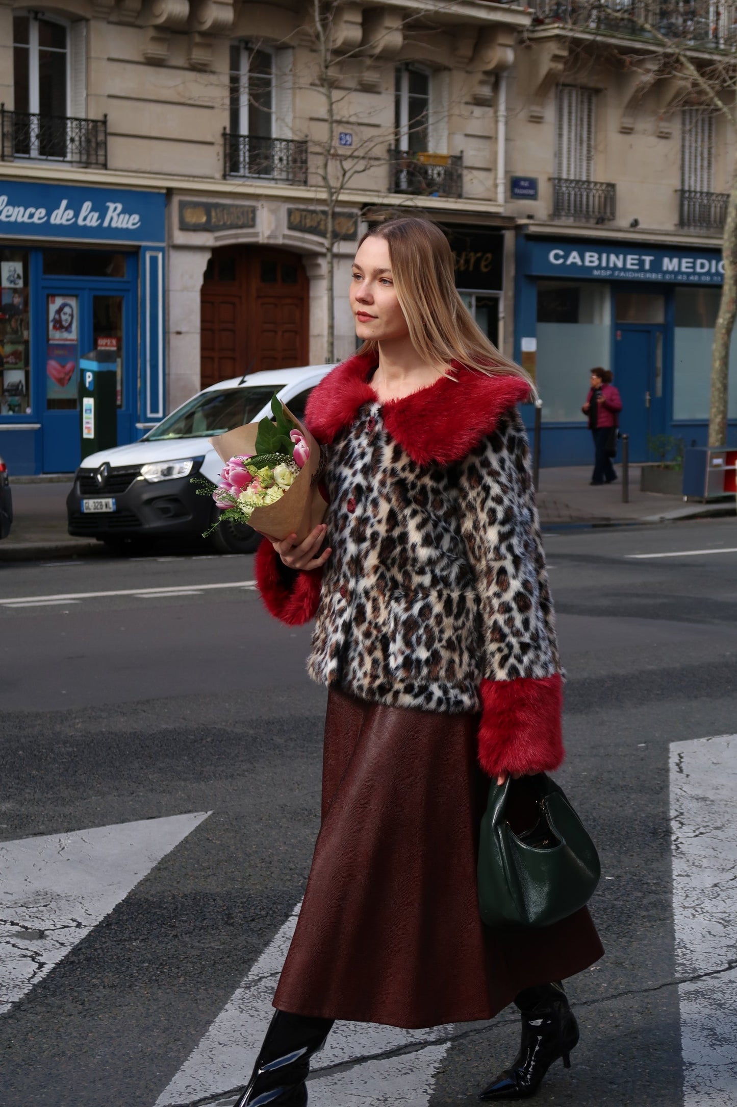 notre veste Fran modèle unique made in France fausse fourrure léopard et col rouge