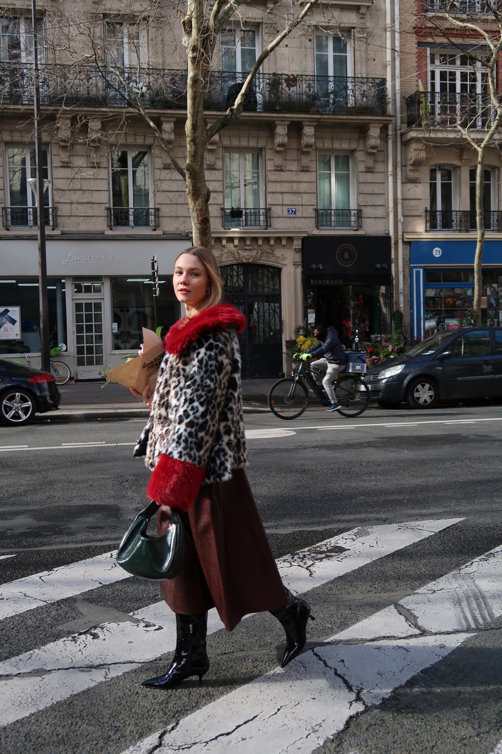 le style Carlis avec la veste Fran en fausse fourrure léopard et rouge, démarquez vous en made in France