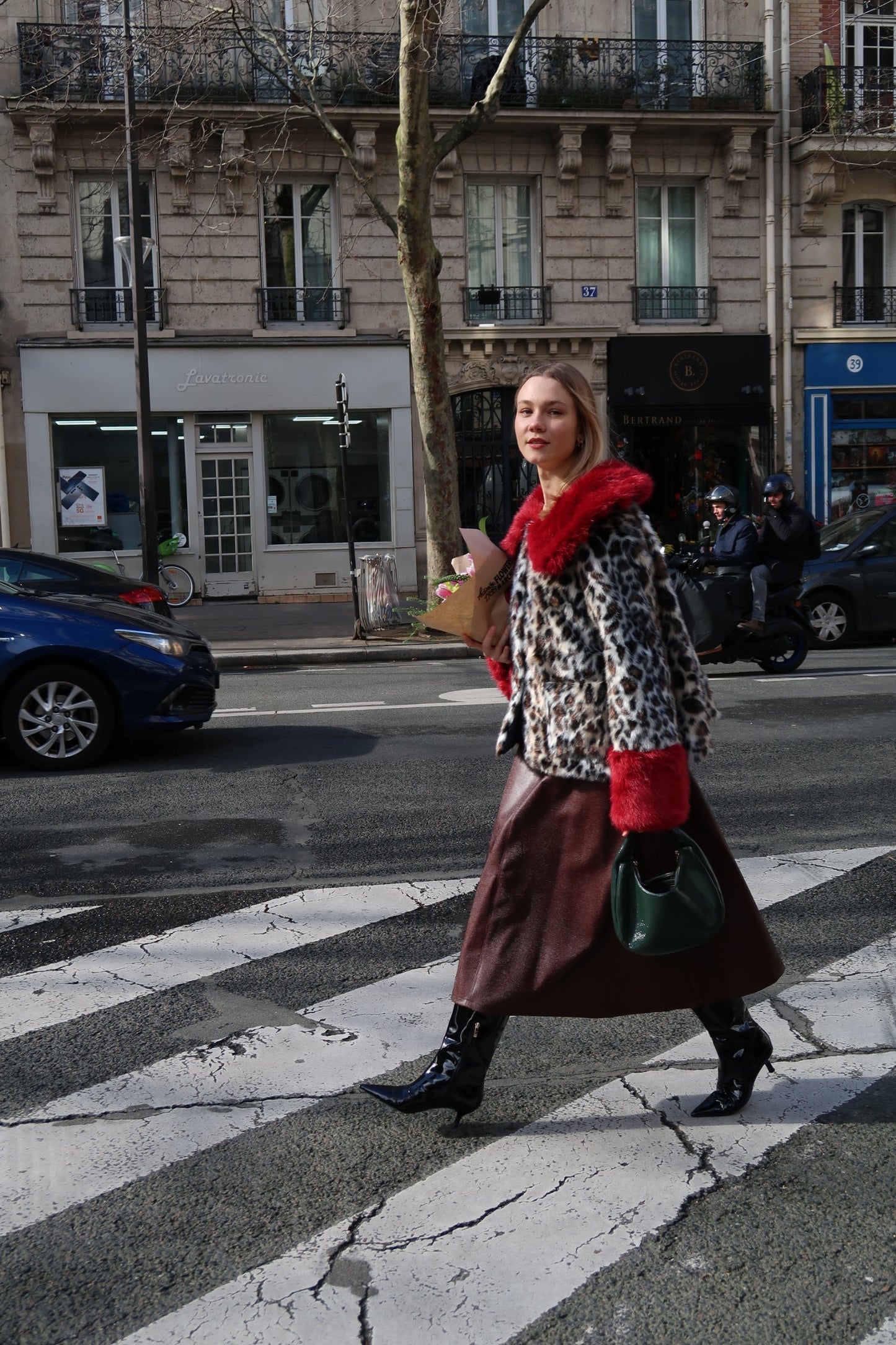 notre modèle avec notre veste en fausse fourrure léopard made in France