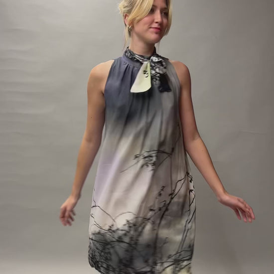 "Tenue de soirée élégante avec la robe longue en soie Bella et son motif paysage exclusif. Une pièce maîtresse de la garde-robe française, alliant confort et allure couture pour toutes les occasions spéciales."