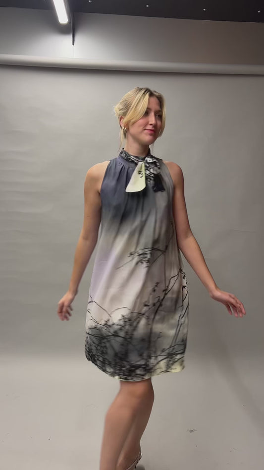 "Tenue de soirée élégante avec la robe longue en soie Bella et son motif paysage exclusif. Une pièce maîtresse de la garde-robe française, alliant confort et allure couture pour toutes les occasions spéciales."