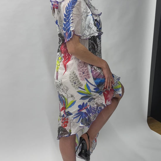Robe invitée mariage bohème en soie légère, imprimé jungle exotique rouge bleu et gris sur fond ivoire, silhouette ajustée et volants cascades, tenue habillée estivale