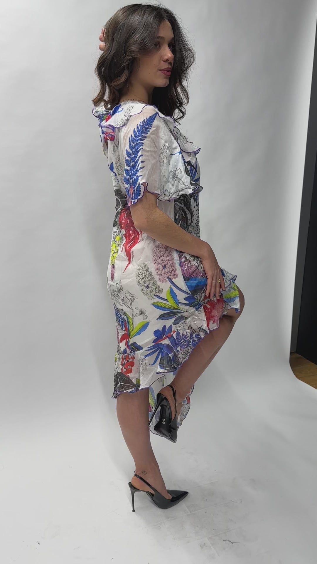 Robe invitée mariage bohème en soie légère, imprimé jungle exotique rouge bleu et gris sur fond ivoire, silhouette ajustée et volants cascades, tenue habillée estivale