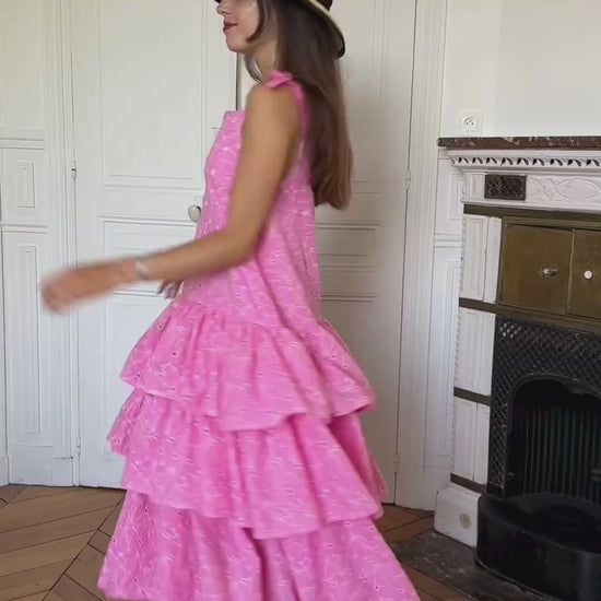 La Sévillane — Robe longue en broderie anglaise, confectionnée en édition très limitée au cœur de notre atelier français.