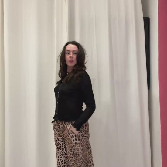 "Pantalon large  imprimé léopard. Coupe fluide en Ottoman italien structuré, idéal pour une silhouette allongée et un look de créateur français."