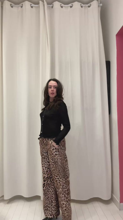 "Pantalon large  imprimé léopard. Coupe fluide en Ottoman italien structuré, idéal pour une silhouette allongée et un look de créateur français."
