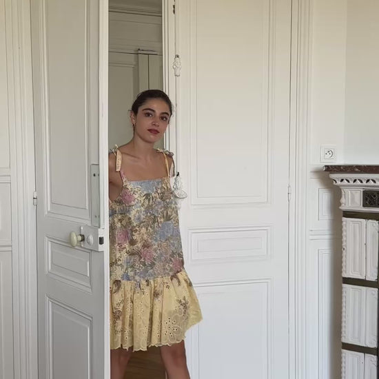 Robe baby doll broderie anglaise coton - coupe volantée bretelles nouées - robe d'été créateur français - carlisfrance