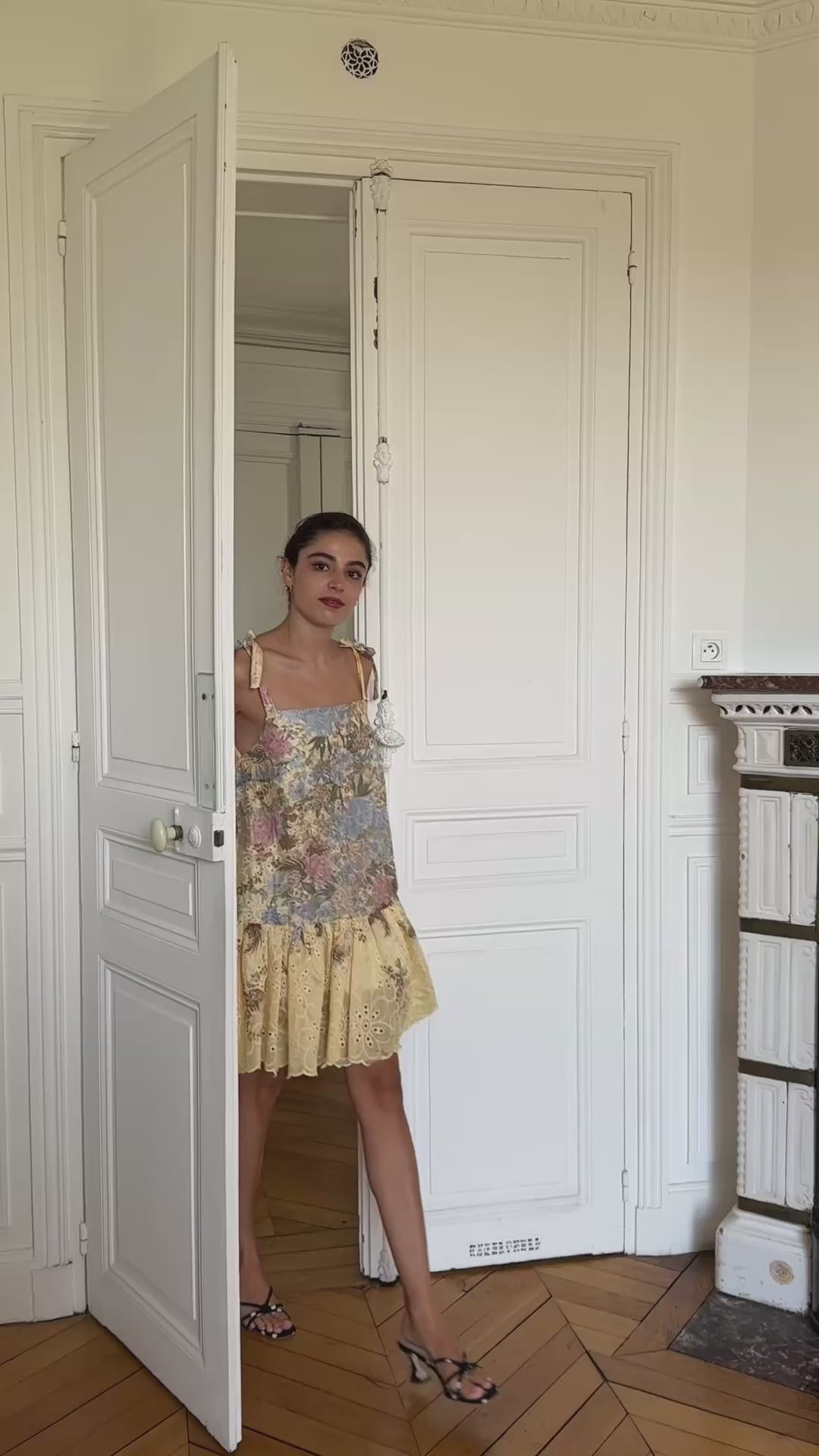 Robe baby doll broderie anglaise coton - coupe volantée bretelles nouées - robe d'été créateur français - carlisfrance