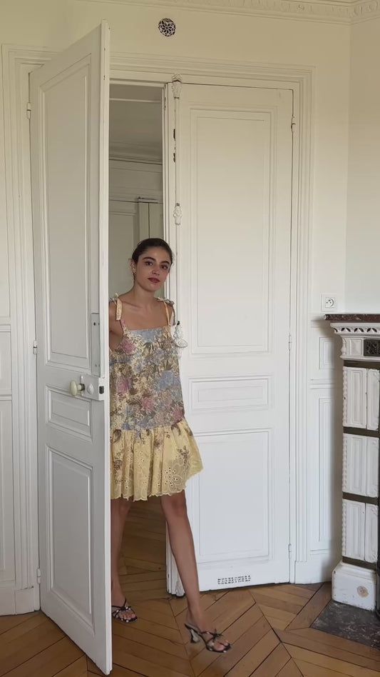 Robe baby doll broderie anglaise coton - coupe volantée bretelles nouées - robe d'été créateur français - carlisfrance