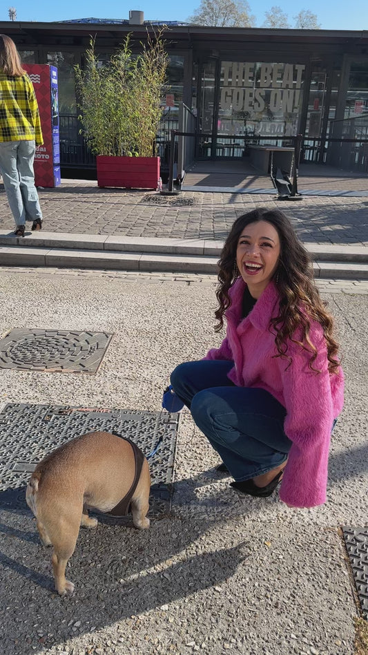 Veste rose fuchsia oversize boutons blancs confectionnée en France
