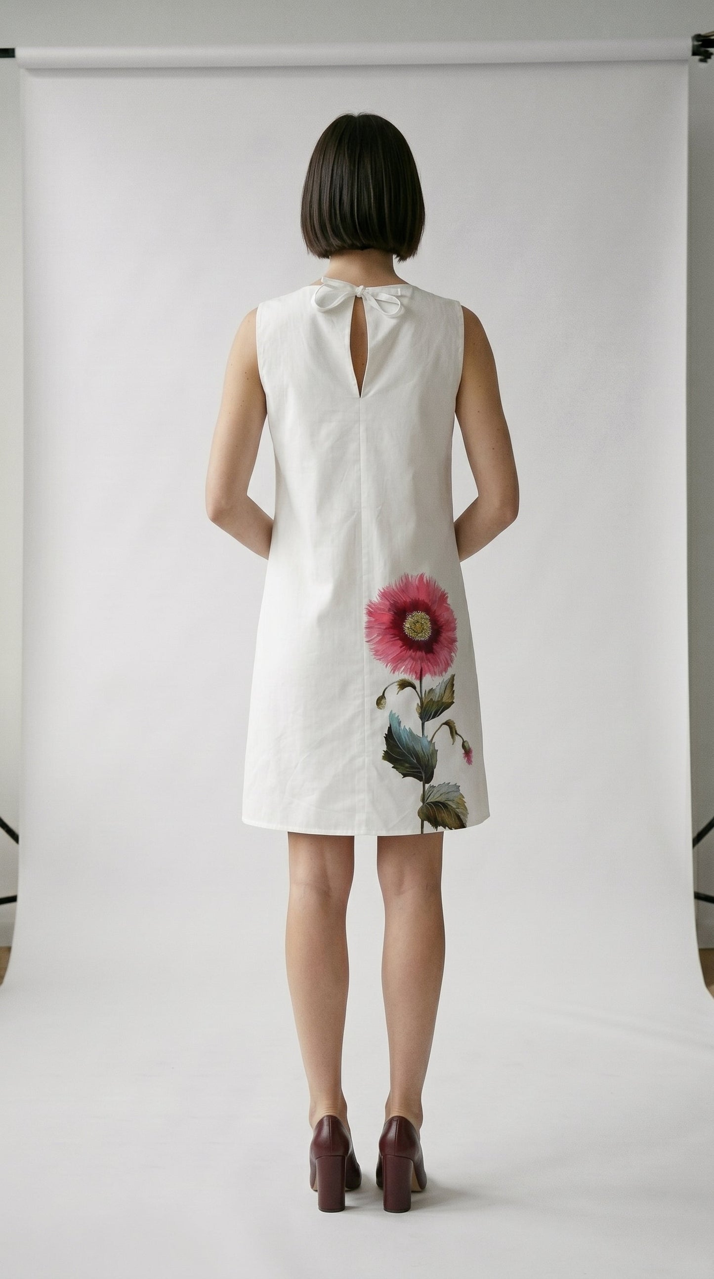 Robe Carlyne fleurie en coton italien haut de gamme, grande fleur imprimée sur popeline, vue de dos
